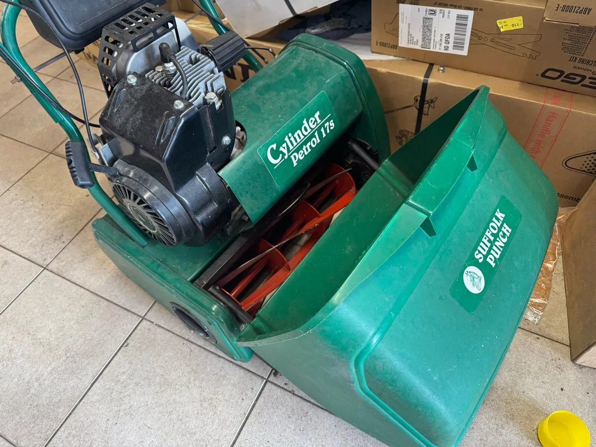 Qualcast Suffolk Punch 17S Cylinder Lawnmower - Image 3
