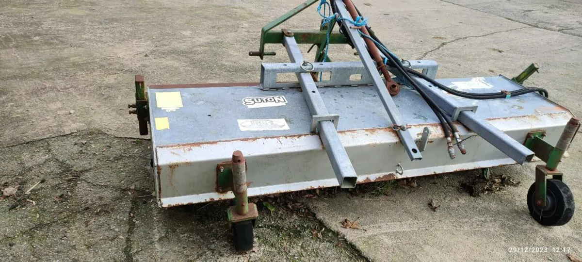 Yard sweeper with collection box - Image 1