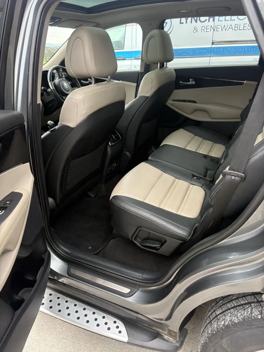 KIA SORENTO PLATINUM 2.2 CRDI 200 BHP - Image 4