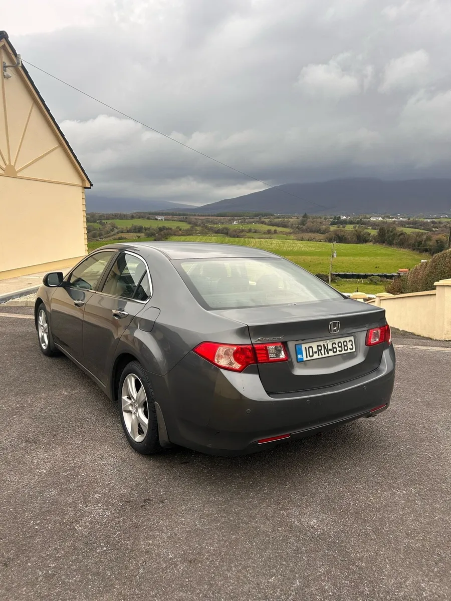 Honda Accord 2010 - Image 2