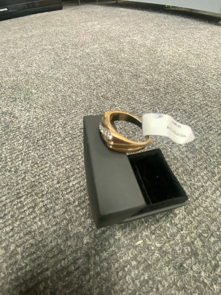 9ct Gold Ring w/ Diamonds 9k - Image 4