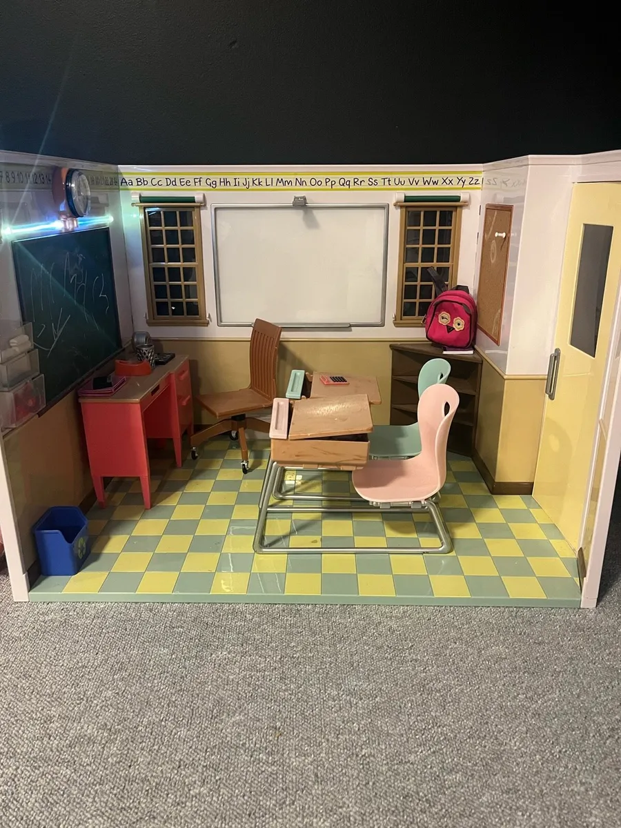 Our generation school and dolls - Image 1