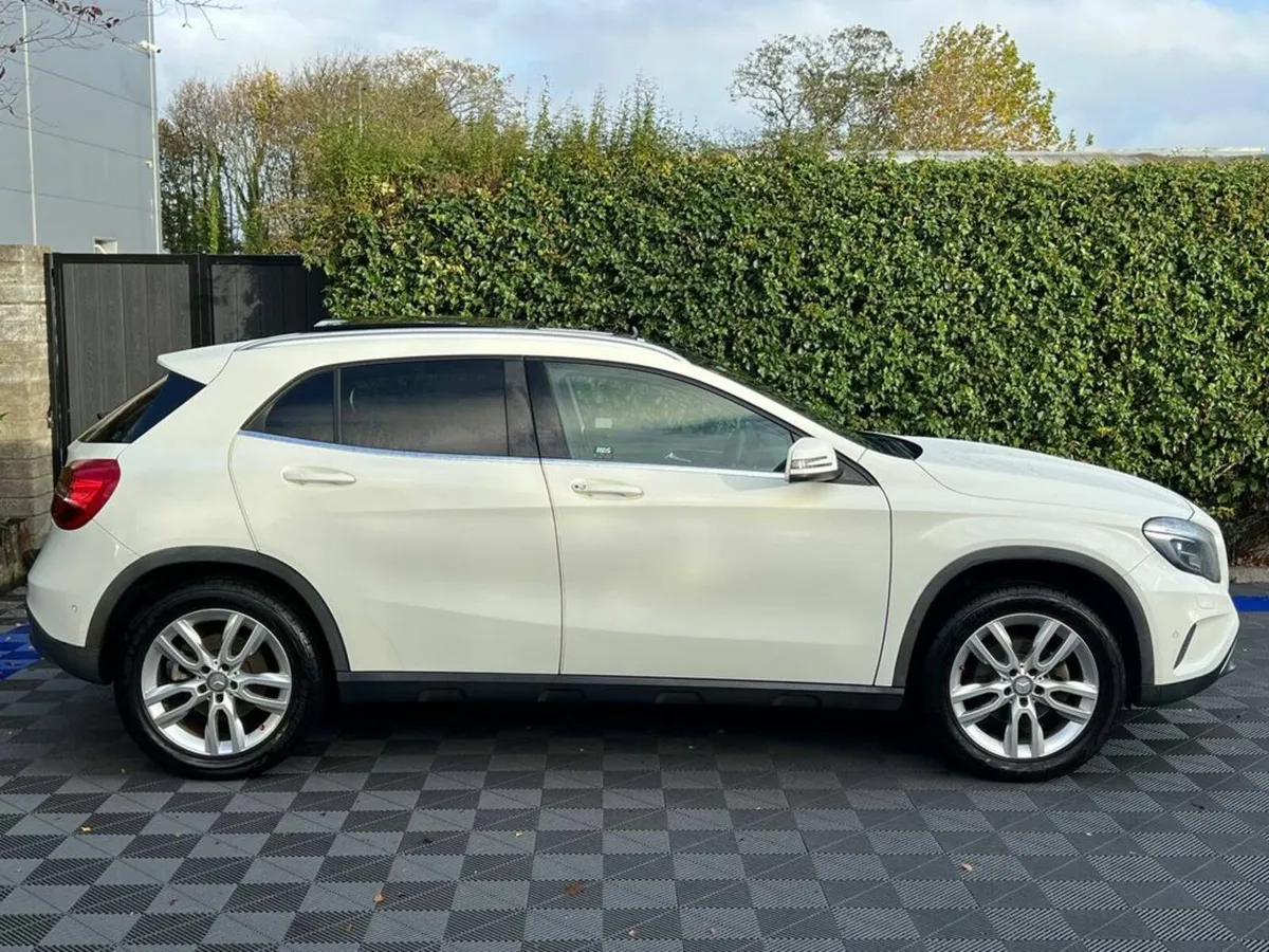 Mercedes-Benz GLA GLA180 1.6 AUTO // PANORAMIC SUN - Image 4