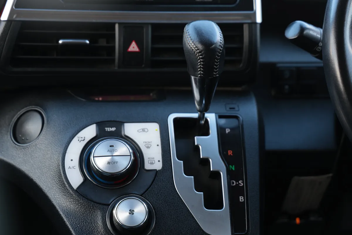 TOYOTA SIENTA 2016 SILVER 7 SEATER - Image 15