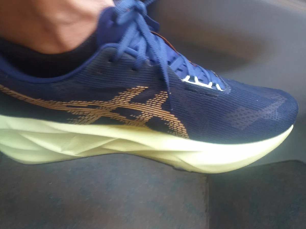 Aasics Novablast running shoes - Image 4