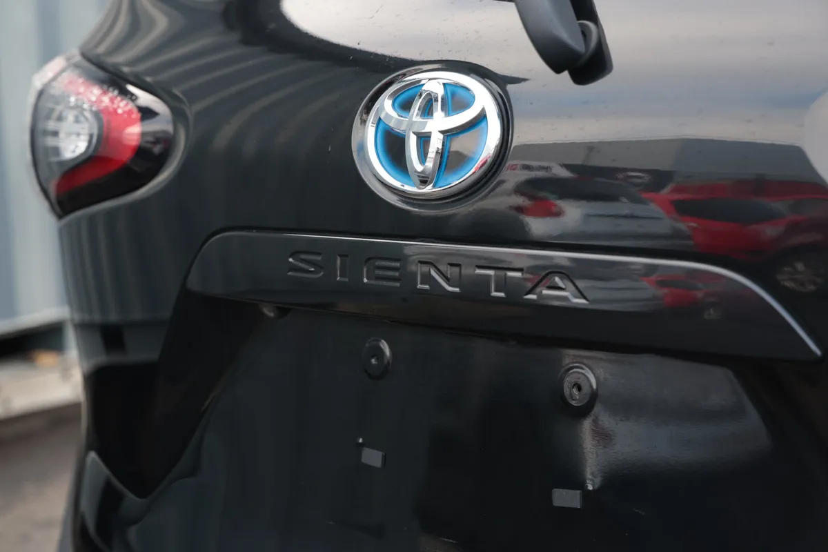 TOYOTA SIENTA 2017 BLACK HYBRID - Image 8