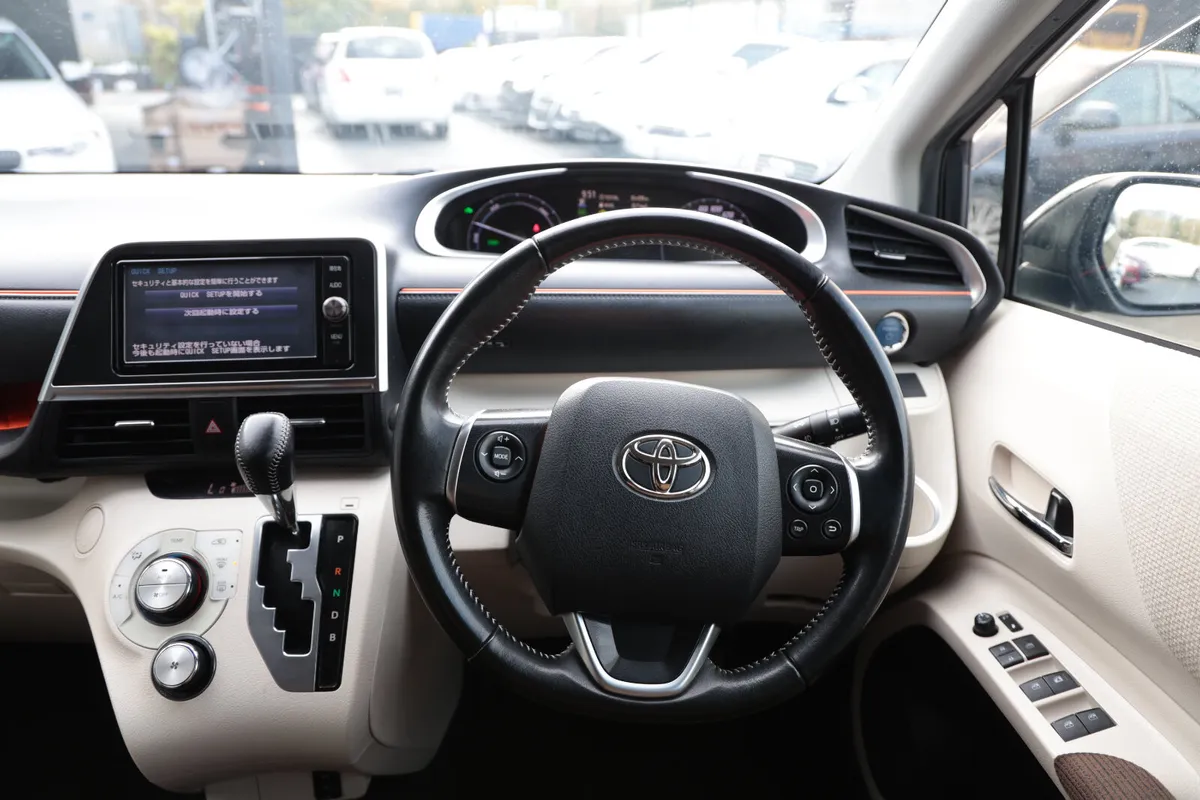 TOYOTA SIENTA 2017 BLACK HYBRID - Image 18