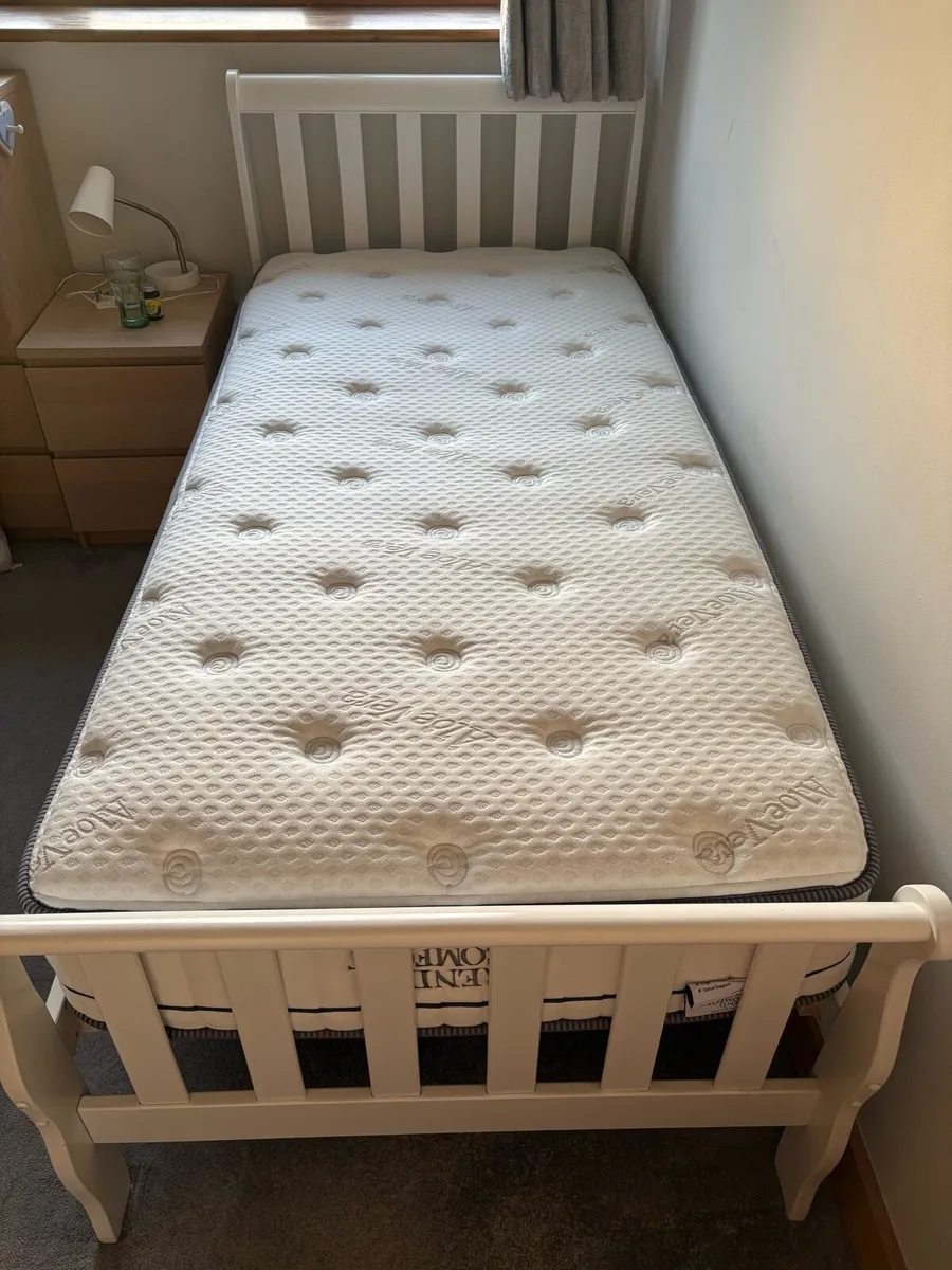Single bed - Image 1