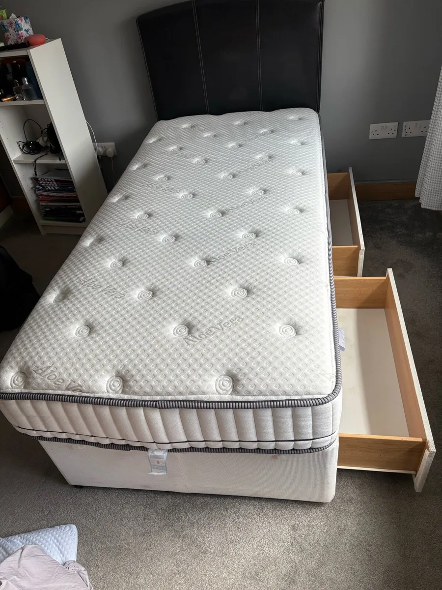 Single bed - Image 1