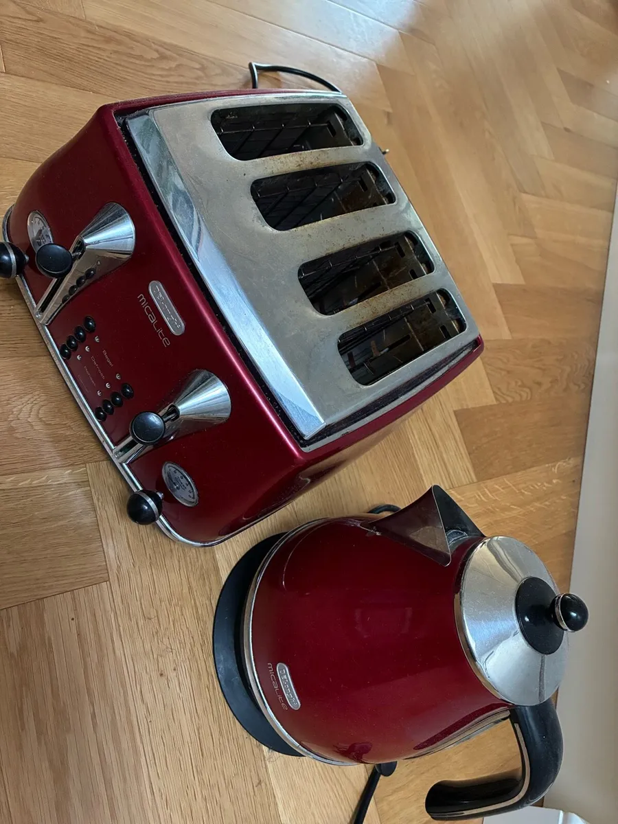 Delonghi toaster & kettle - Image 1