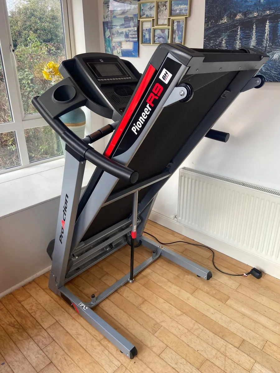 BH G6587 Pioneer R9 Treadmill - Image 2
