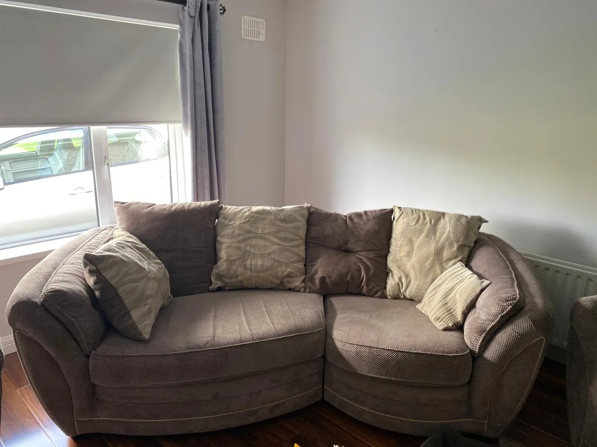 3 seater couch & 2 armchairs - Image 1