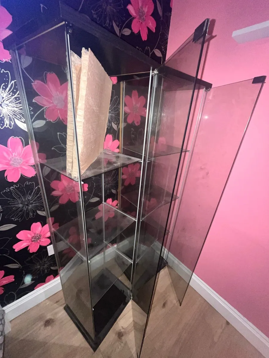 2 glass cabinets - Image 1