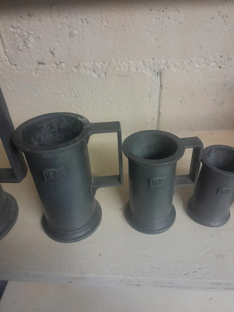 Six vintage pewter  measures - Image 3