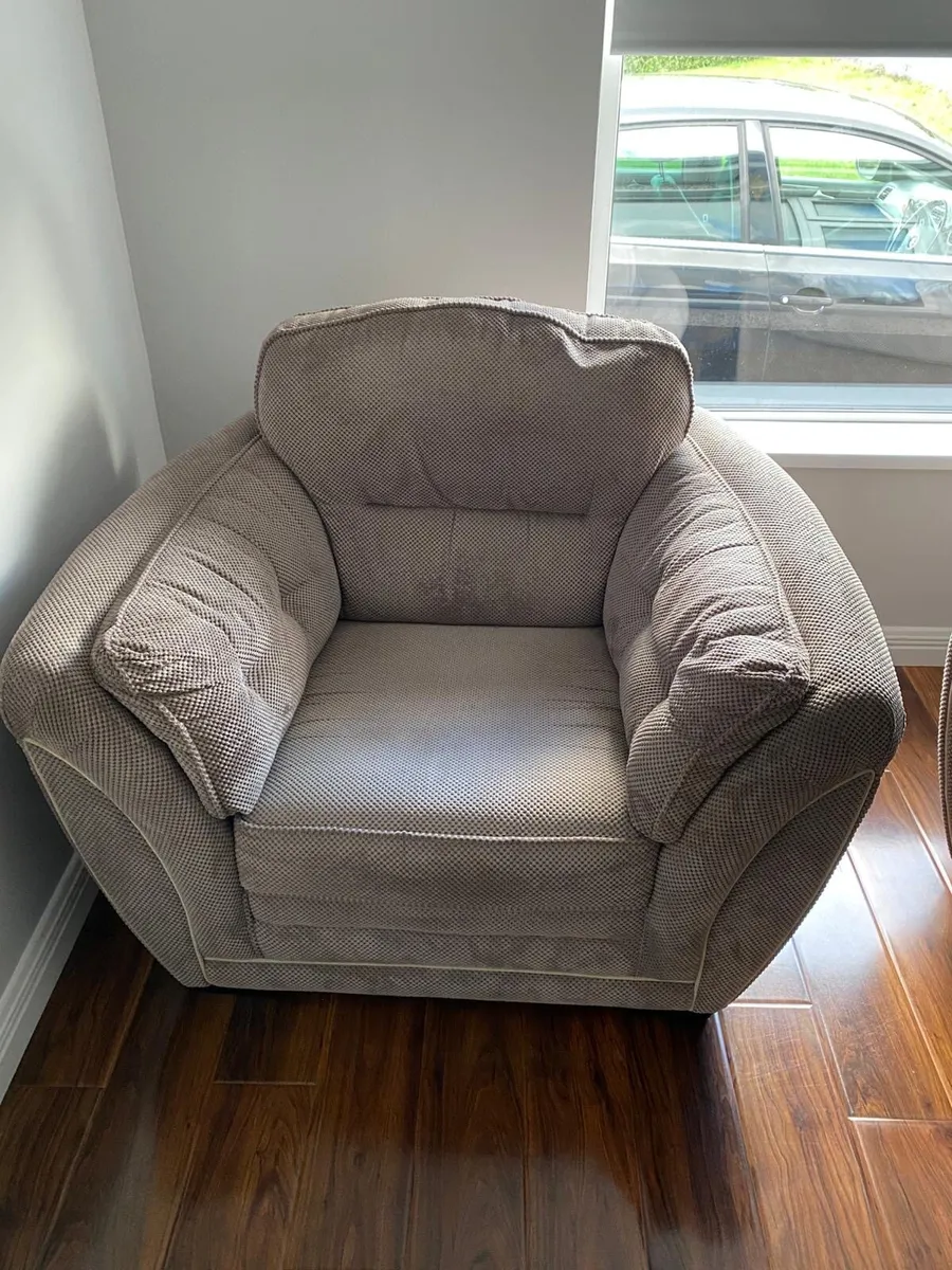 3 seater couch & 2 armchairs - Image 2