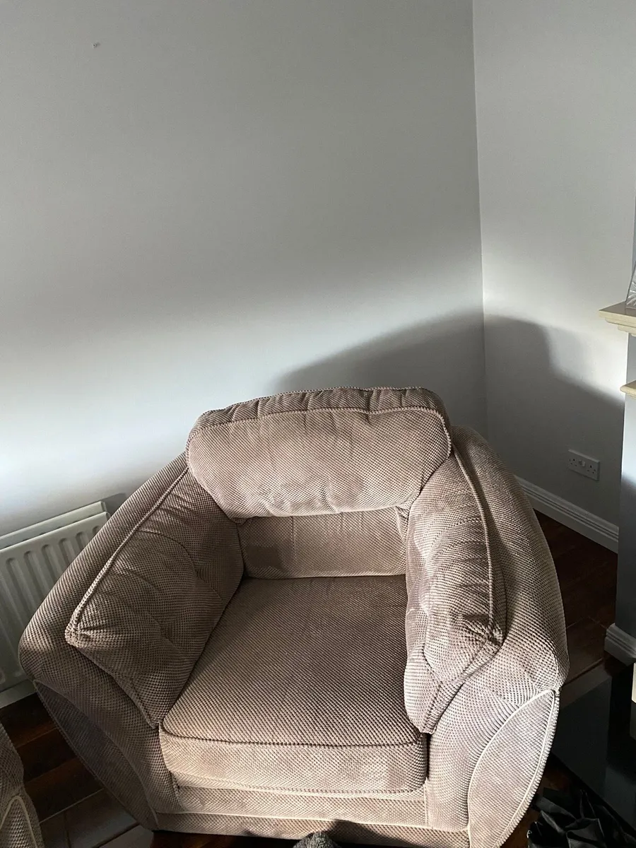 3 seater couch & 2 armchairs - Image 3