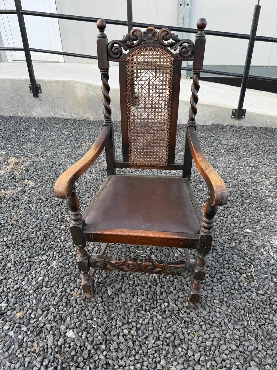Table and chairs - Image 1