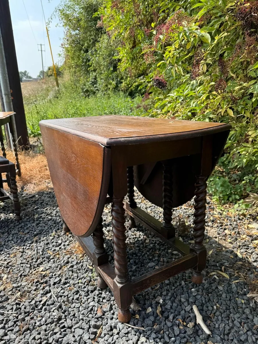 Table and chairs - Image 2