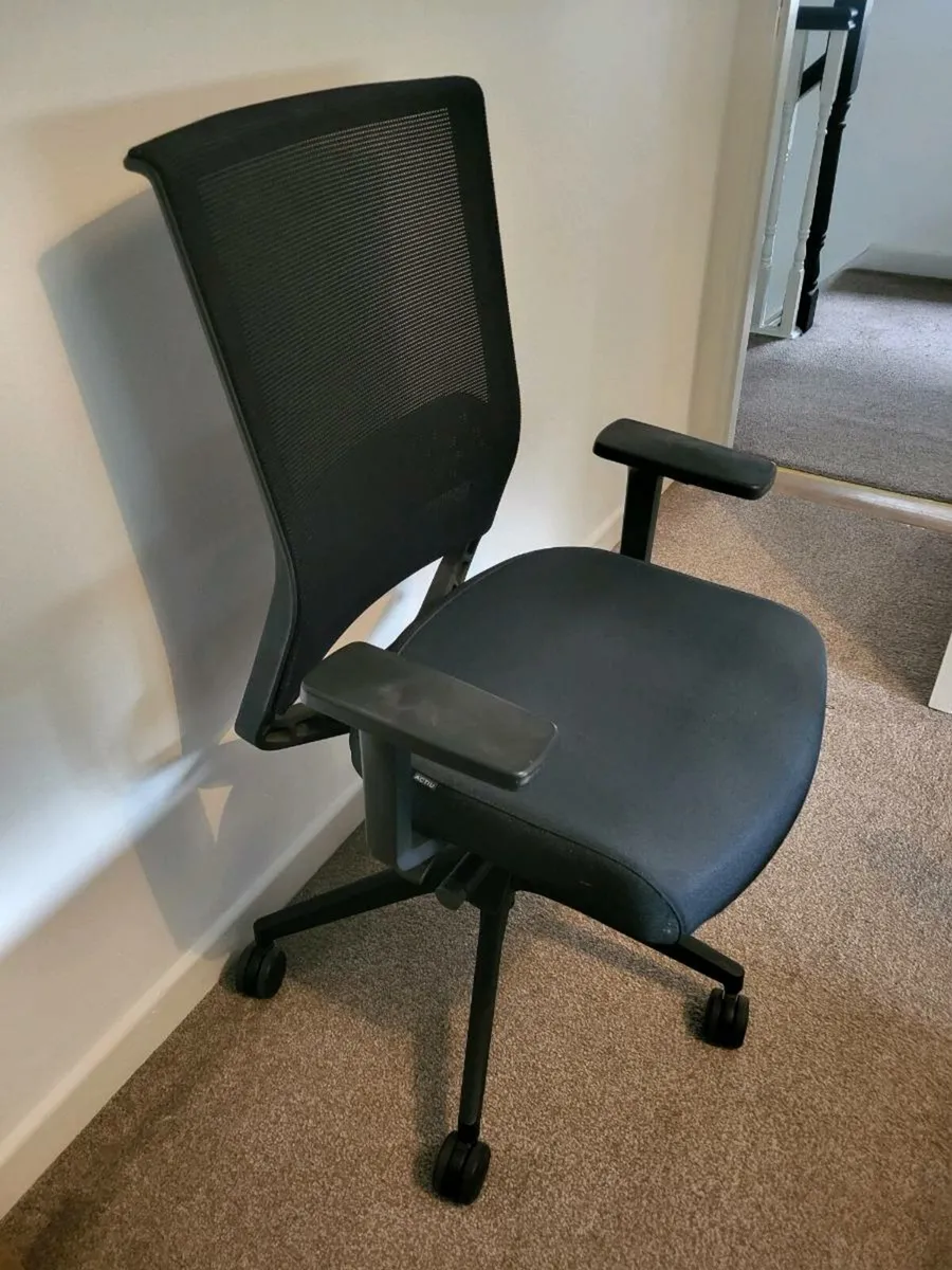 Office chair - Image 1