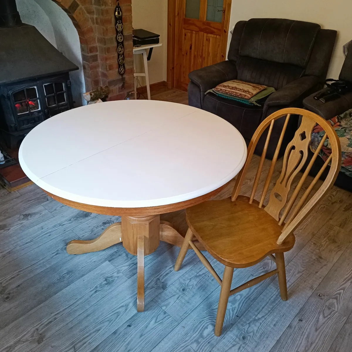 Table and 4 chairs - Image 1