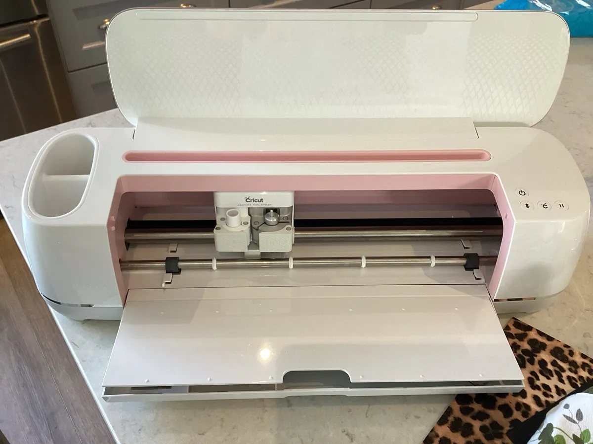 Circut Maker white and rose gold - Image 1