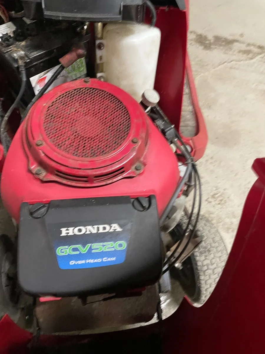 Ride on lawnmower - Image 1