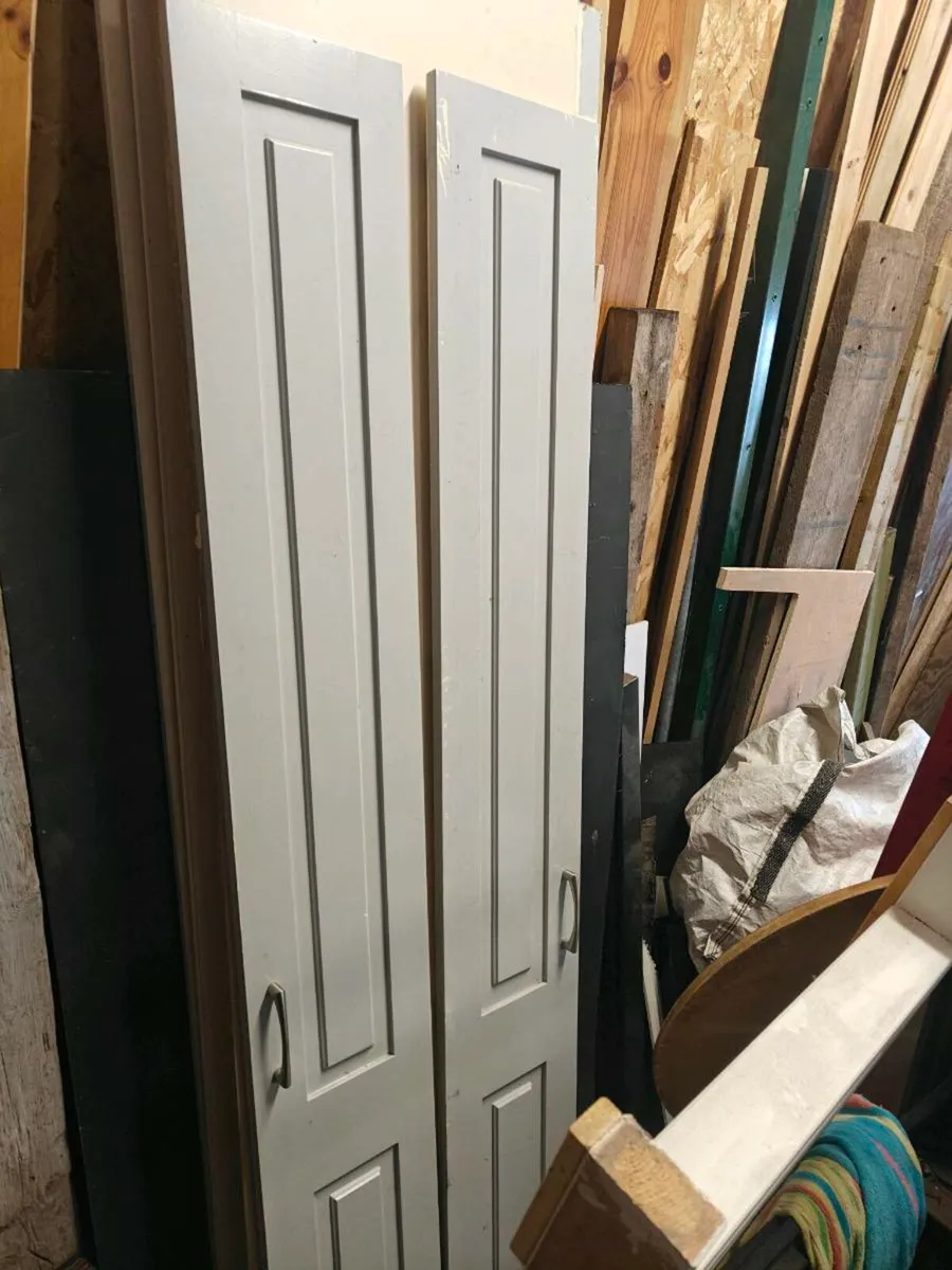 2 kitchen Units Free - Image 2