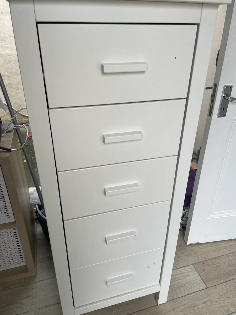 Chest of drawers