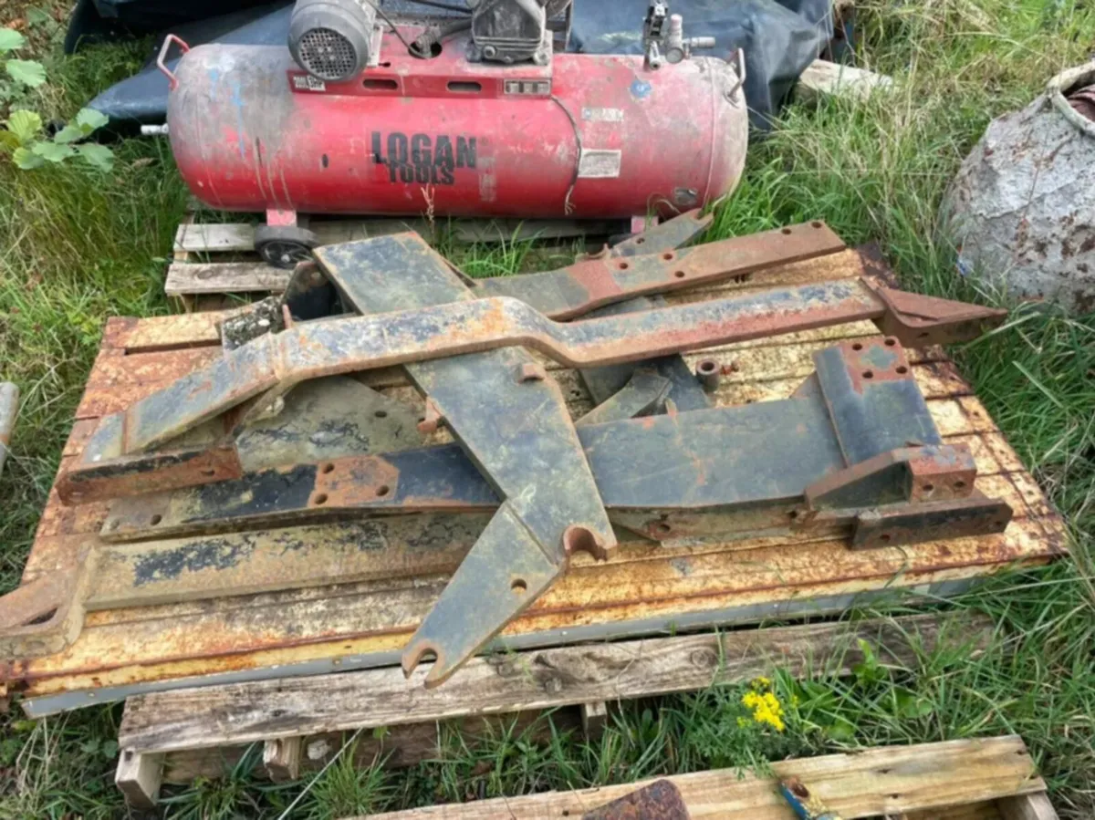 Selection of loader brackets - Image 4