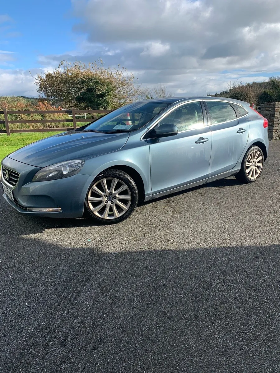 Volvo V40 - Image 2