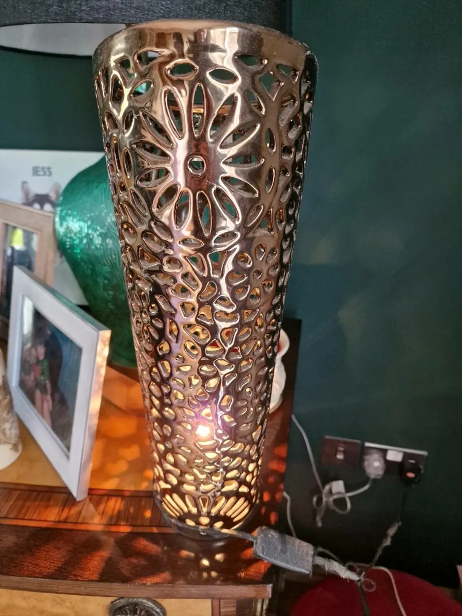 Rose gold table lamp - Image 1