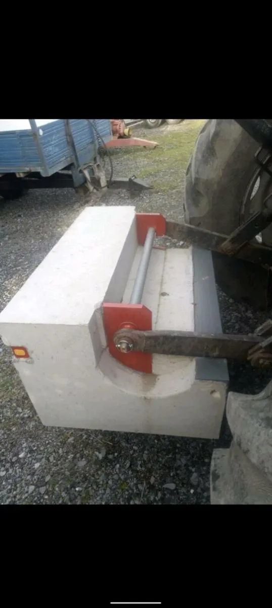 Tractor weight - Image 1