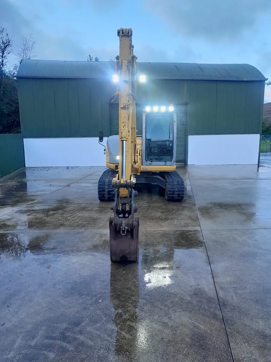 8 Ton New Holland Kobelco Excavator - Image 4