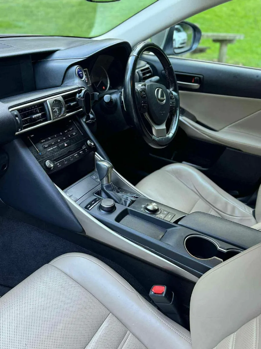 Lexus IS300H 2017 - 2.5L Hybrid - Image 3