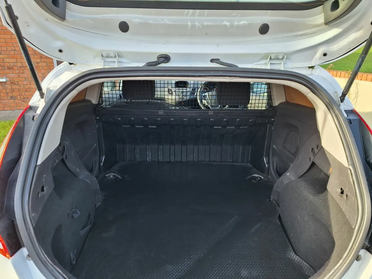 Ford Fiesta 2014 - Image 2