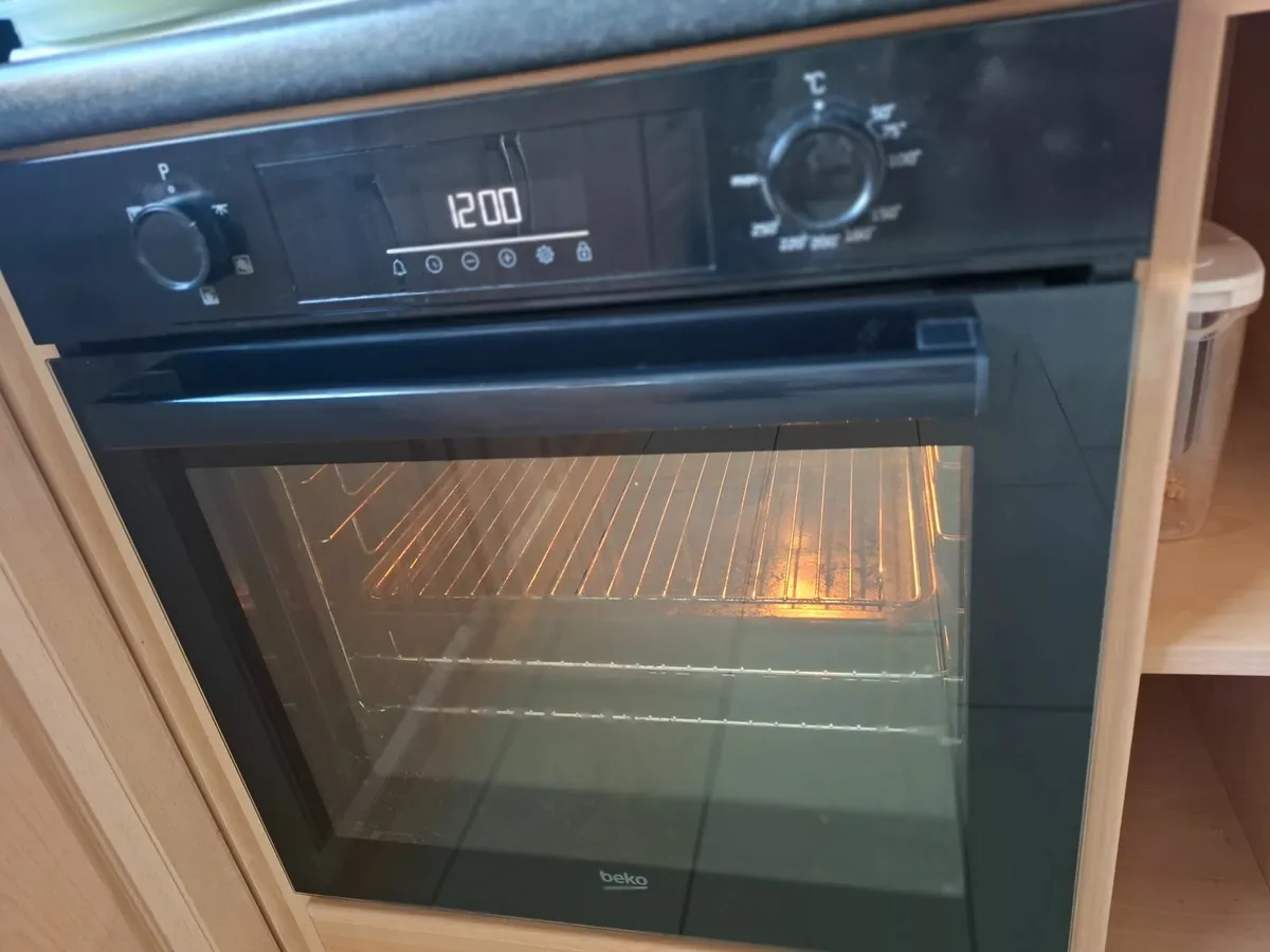 Oven and hob - Image 2