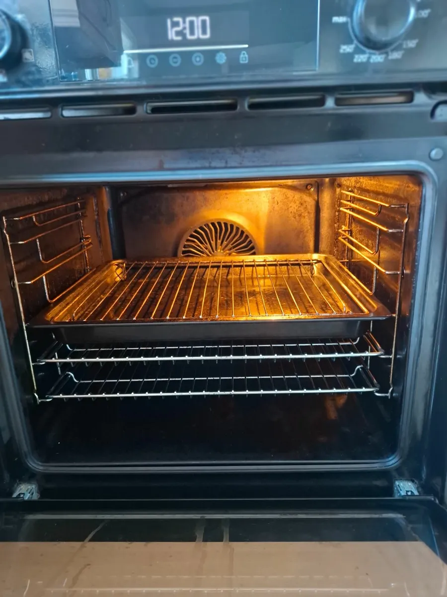 Oven and hob - Image 3