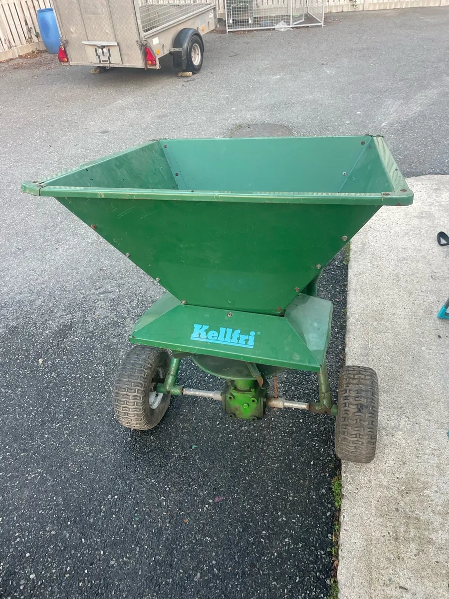 Fertiliser spreader - Image 1