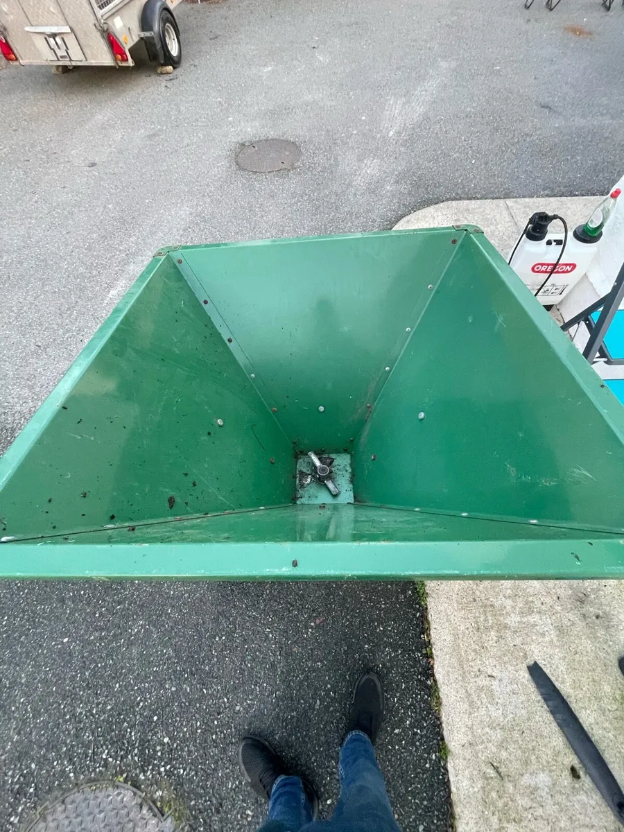 Fertiliser spreader - Image 3