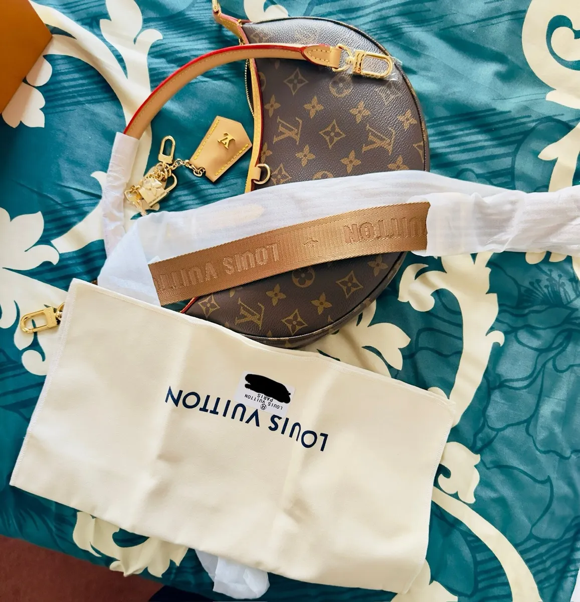 Louis Vuitton woman’s crossbody bag - Image 1