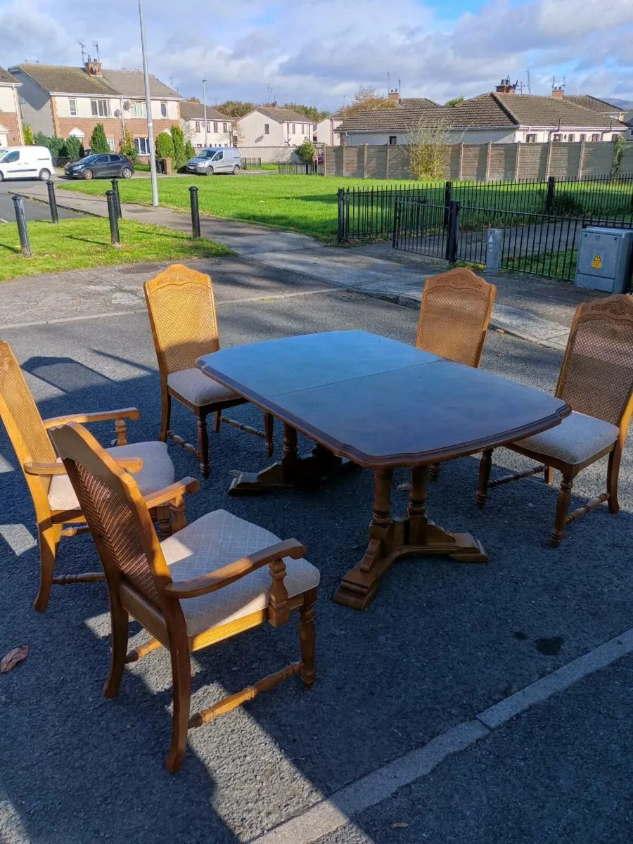 Table & 5 chairs - Image 1