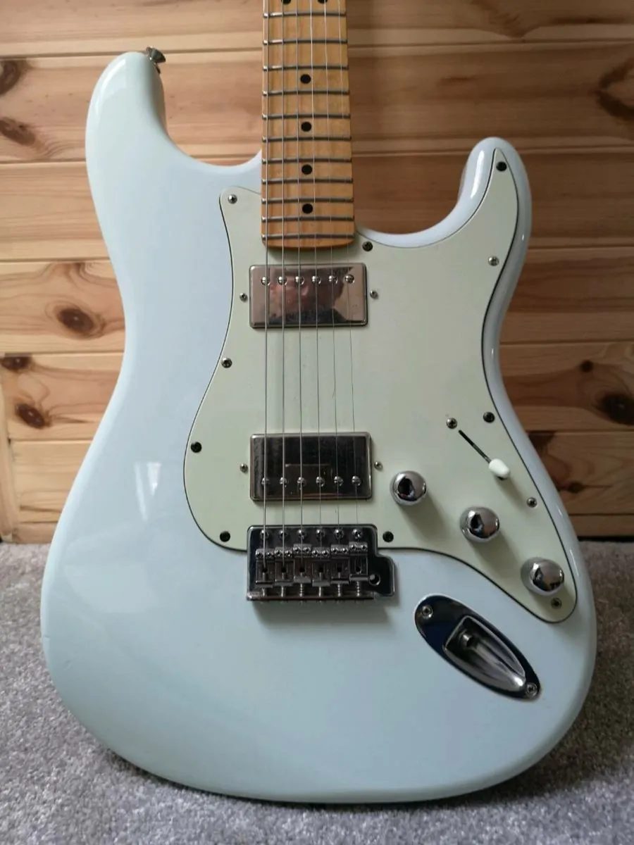 Fender HH MiM Strat Ice Blue - Image 1