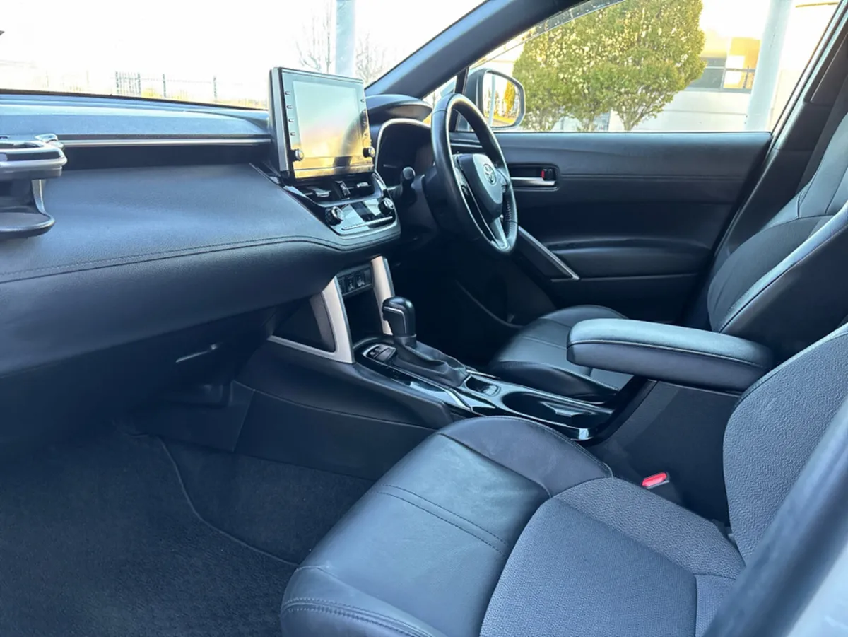 Toyota Corolla Cross 1.8L Perol Hybrid Automatic * - Image 3