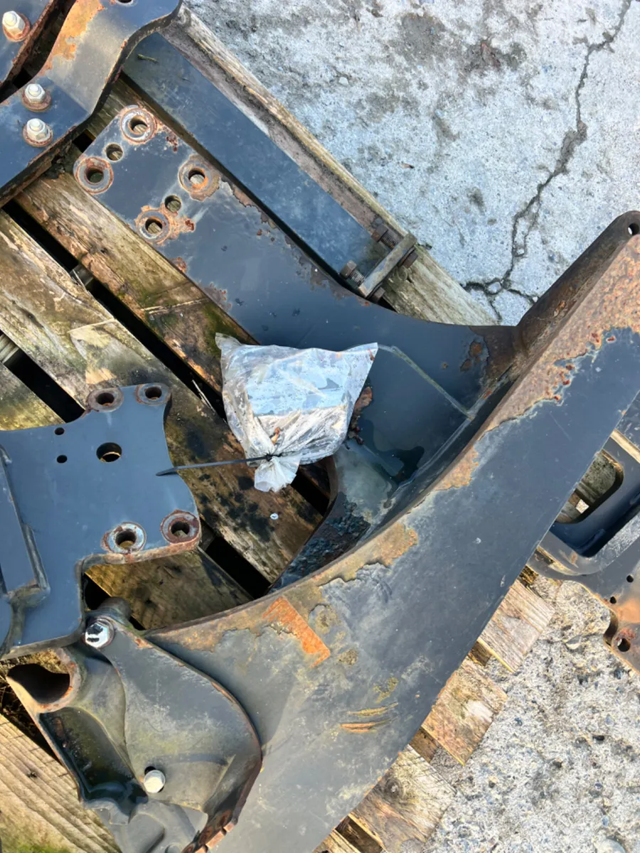 MX tractor loader brackets - Image 3