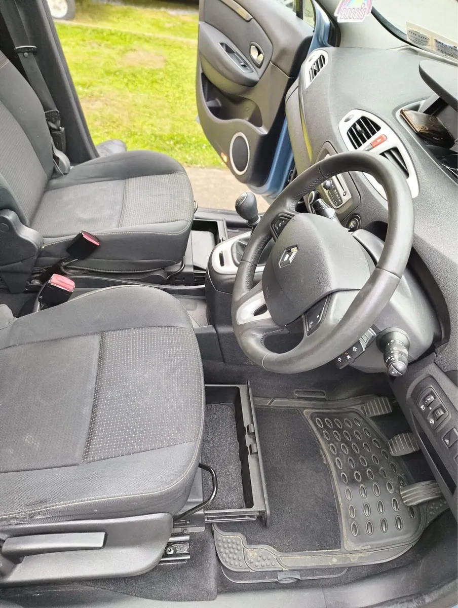 Car Renault - Image 2