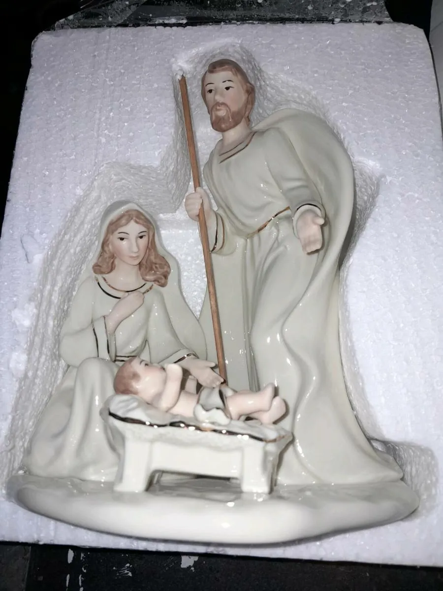 BELLEEK Nativity family large 7270 - Image 1