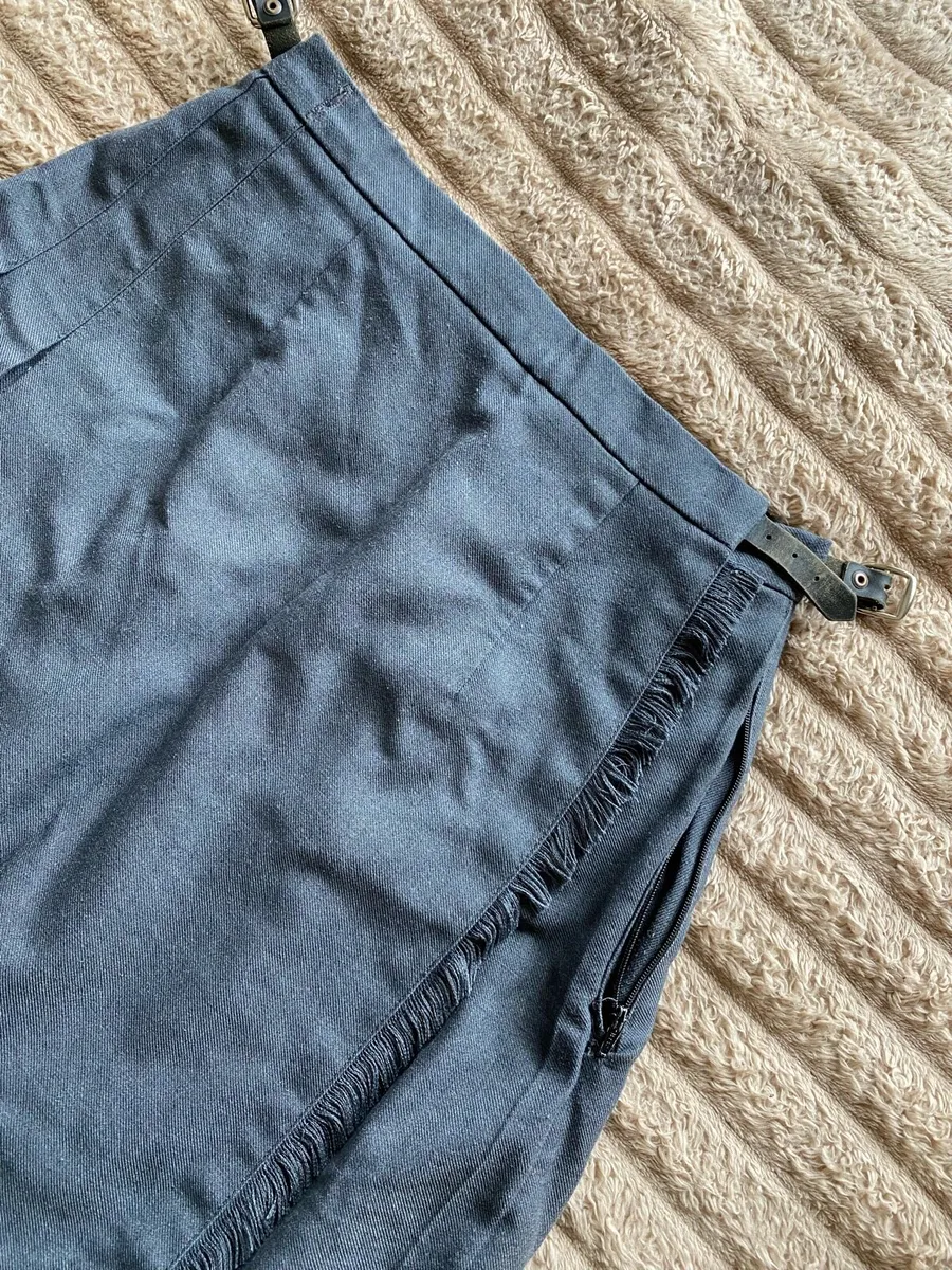Women’s Skirt /  Grey Kilt   Size 10 - Image 2