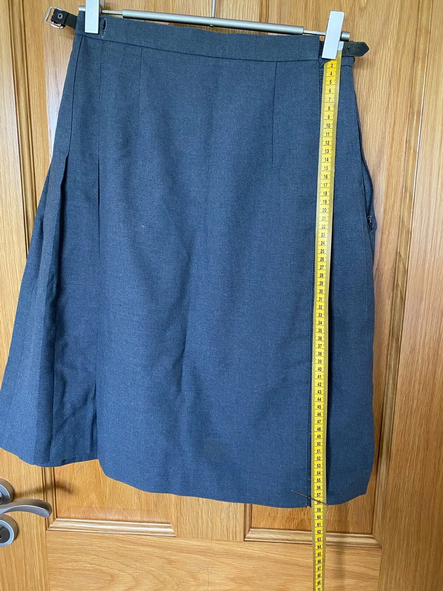 Women’s Skirt /  Grey Kilt   Size 10 - Image 4