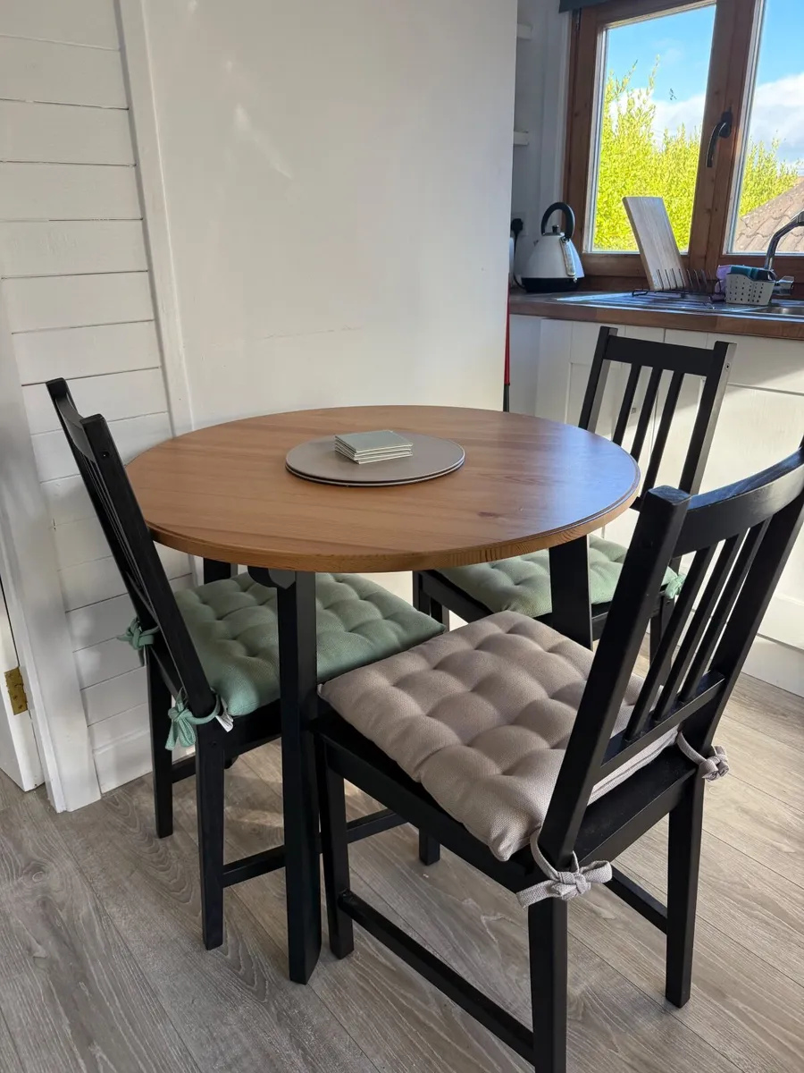 Kitchen table and chairs - Image 1