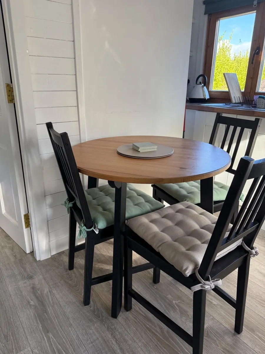 Kitchen table and chairs - Image 2